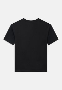 Camiseta de algodón negra, manga corta, cuello redondo, color sólido, sin gráficos ni patrones, textura lisa, dobladillo recto, diseño minimalista.