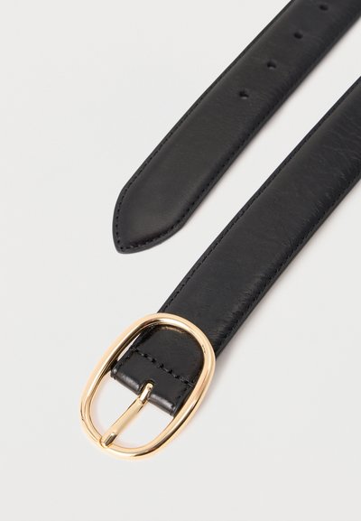 Μαύρη δερμάτινη ζώνη με στρογγυλεμένη χρυσή μεταλλική αγκράφα και πολλαπλές τρύπες ρύθμισης σε λευκό φόντο.