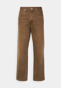 Bruna denimjeans med rak bendesign, utrustade med fem fickor, en metallknappsstängning och subtila blekningar. Slät textur.