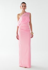 Růžové šaty na jedno rameno z hladkého materiálu, s drapovanými detaily a nařasenými prvky, až na zem s elegantním siluetou.
