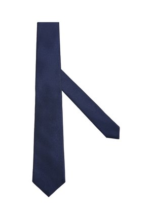 Cravate homme bleu foncé posée à plat avec l'extrémité étroite croisant derrière l'extrémité plus large sur fond blanc.