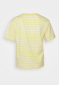 Gul- og hvidstribet t-shirt, kortærmet, crew neck-design, blødt bomuldsstof, letvægtig tekstur, bagansigt.