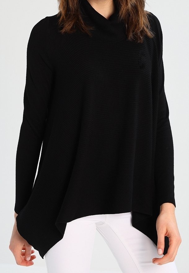 Schwarzer gestrickter High-Low-Pullover mit weitem Ausschnitt und langen Ärmeln. Verfügt über ein strukturiertes Rippenmuster und eine fließende Silhouette.