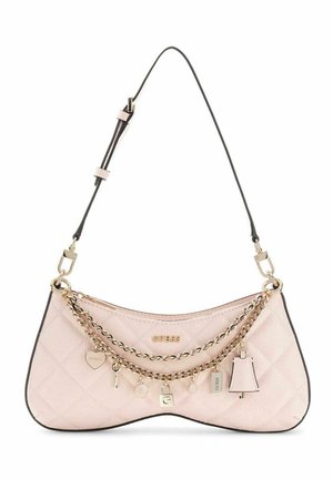 Sac à bandoulière matelassé rose avec chaîne dorée et plusieurs charms dorés comprenant un cœur, une clé, un cadenas et un pompon, marque Guess.