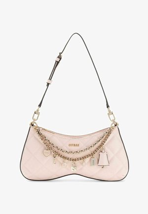 Sac à bandoulière matelassé rose avec chaîne dorée et plusieurs charms dorés comprenant un cœur, une clé, un cadenas et un pompon, marque Guess.