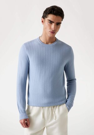 RUNDHALSAUSSCHNITT - Strickpullover - himmelblau