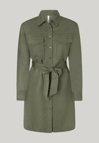 Abito camicia verde oliva con maniche lunghe, apertura a bottoni, due tasche sul petto e cintura aderente. Realizzato in un tessuto morbido con una leggera lucentezza.