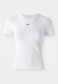 Camiseta atlética de manga corta blanca, hecha de una tela suave, con un pequeño logo negro de Nike centrado en el pecho.