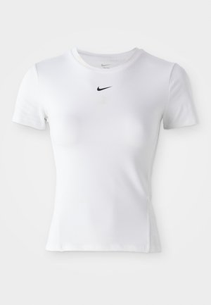 Vit kortärmad tränings t-shirt i mjukt tyg, med en liten svart Nike-logotyp centrerad på bröstet.