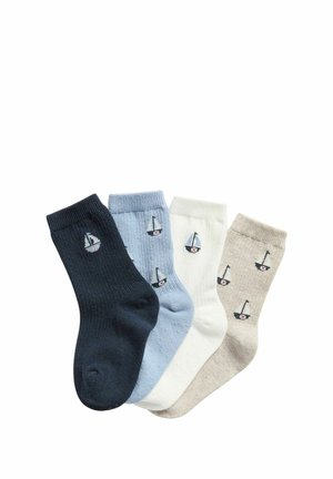 Vier Paar gerippte Socken in Schwarz, Hellblau, Weiß und Beige, jeweils mit kleinen Segelbootmustern.