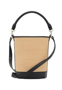 Sort faux læder trim omkranser en beige vævet stråtaske med en struktureret form, der har et enkelt håndtag og en aftagelig skulderrem.
