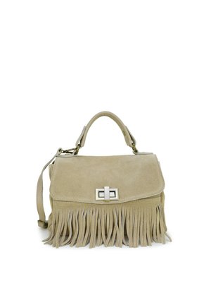 Beige suède handtas met korte handgreep, zilveren draaivergrendeling, lange verstelbare riem en franjes aan de onderrand.