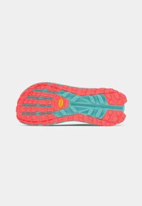 Suola Vibram con un motivo di grip strutturato e multidirezionale. Predominantemente acquamarina con dettagli in corallo, con un distintivo logo.