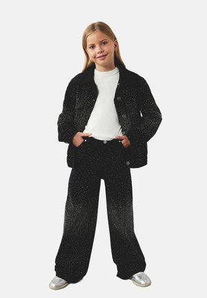 - Jeansy Relaxed Fit