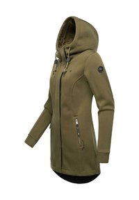 Olívovo-zelený dlhý hoodie vyrobený z textúrovanej tkaniny, s predným zipsom, nastaviteľnou kapucňou so šnúrkou a bočnými vreckami so striebornými akcentmi.