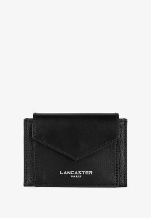 Portafoglio in pelle nera con finitura testurizzata, chiusura a patta e logo "Lancaster Paris" in rilievo. Presenta dettagli di cucitura e un design compatto.