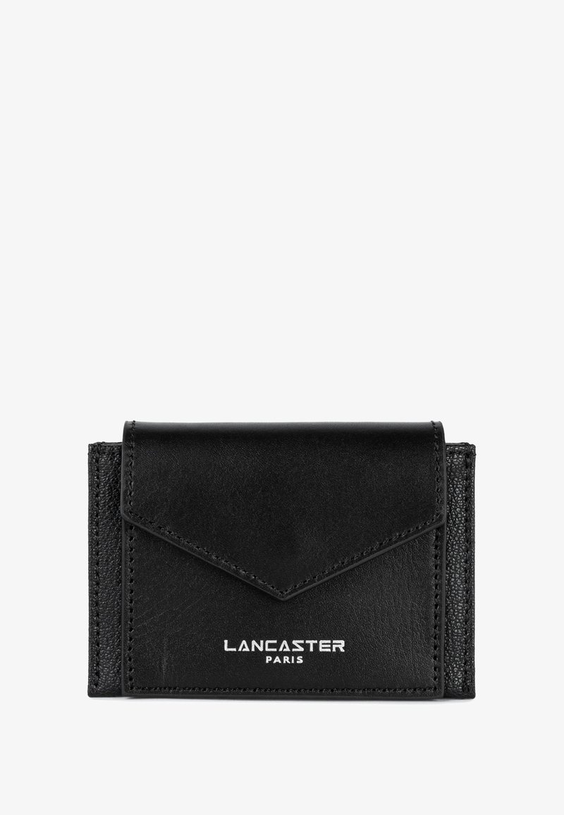 Zwarte leren portemonnee met een gestructureerde afwerking, flapsluiting en een reliëf logo "Lancaster Paris". Voorzien van stikdetails en een compact ontwerp.