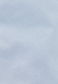 Tissu en coton bleu clair avec une texture lisse et un éclat subtil, affichant une finition uniforme et cohérente sans aucun motif.