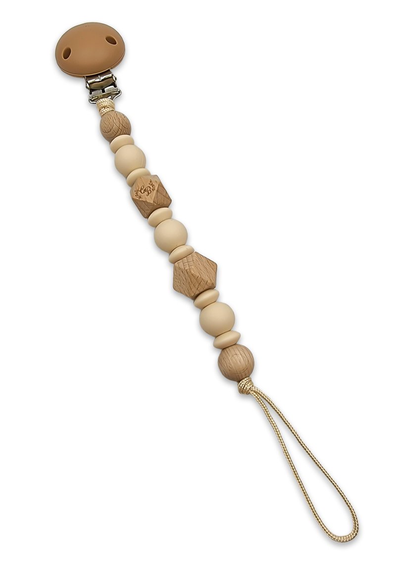 Clip per ciuccio con perline in legno e silicone in tonalità naturali e beige, dotato di clip, anello e dettaglio in perline esagonali.