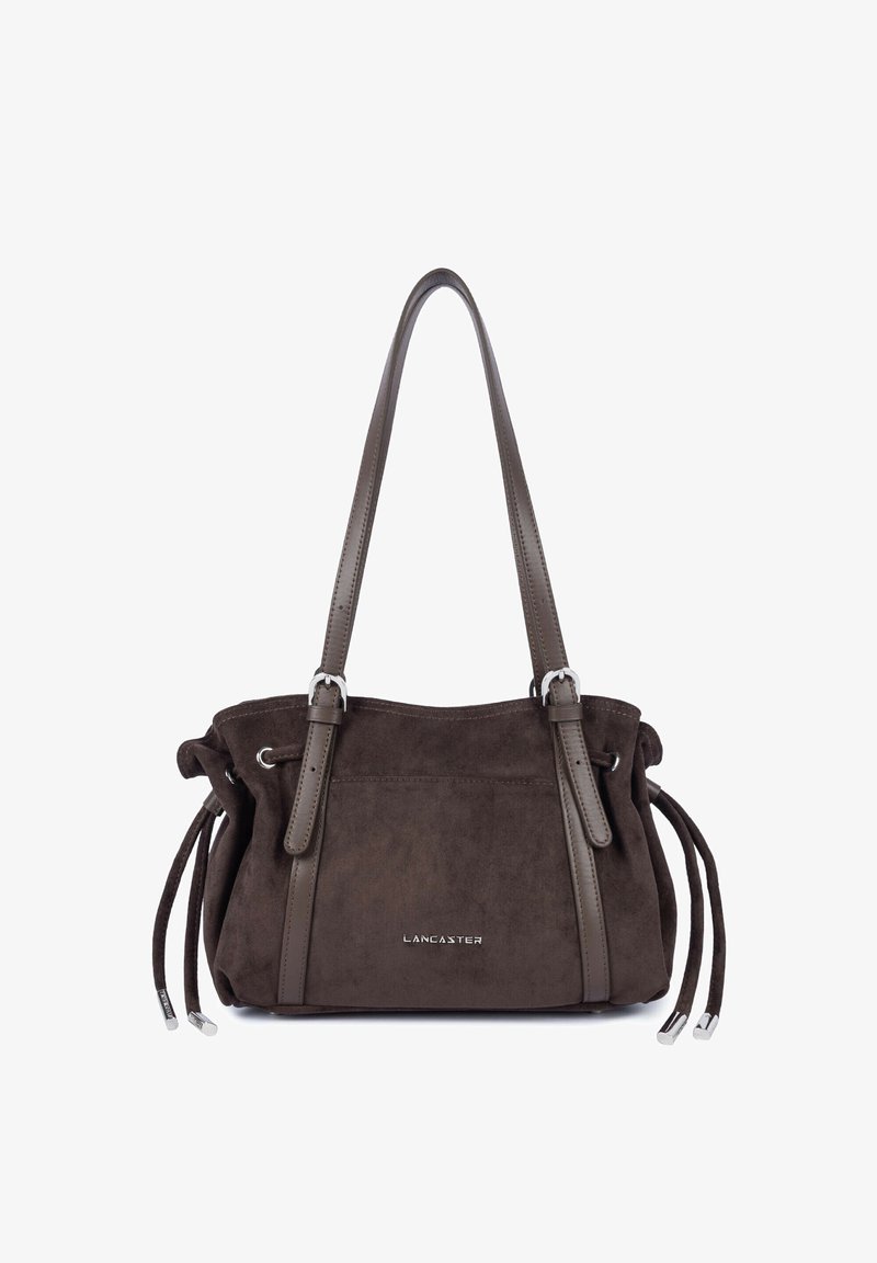 Sac à main en daim brun foncé avec deux longues lanières en cuir, détails côté à cordon et logo argenté "Lancaster" à l'avant.