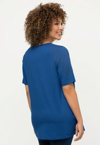 Ulla Popken CARREE-AUSSCHNITT - Jednoduché tričko - blue
