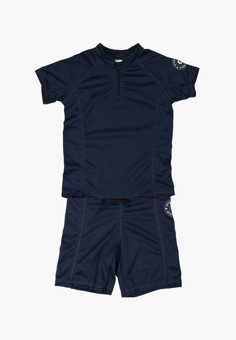 Tummansininen lyhythihainen rash guard ja shortsit -setti. Valmistettu joustavasta, nopeasti kuivuvasta materiaalista, jossa on vetoketjukaulus ja logopainatukset.