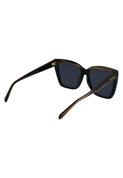 Occhiali da sole occhio di gatto con lenti scure, montatura in tartaruga nera e marrone, stanghette slimmate marroni e dettagli metallici con logo sui lati.