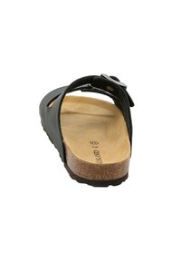 Sandalo nero con soletta in sughero e suola in gomma. Presenta una fascia larga con fibbia e un design con ritagli sul lato.