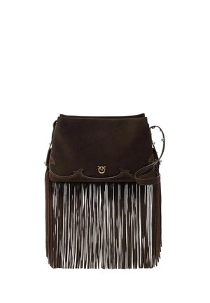 Ciemnobrązowa zamszowa torebka na ramię z długimi frędzlami u dołu i małym złotym emblematem na klapie zamknięcia.