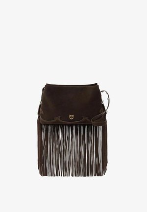 Ciemnobrązowa zamszowa torebka na ramię z długimi frędzlami u dołu i małym złotym emblematem na klapie zamknięcia.