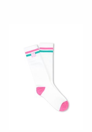 Chaussettes blanches jusqu'au genou avec des orteils et des talons roses, comportant des rayures roses et bleu sarcelle près du haut et un petit logo carré rose sur une chaussette.