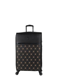 Maleta negra con la parte superior de tela lisa y la sección inferior con un diseño de logotipos en color beige. Cuatro ruedas y un asa extensible para facilitar el movimiento.
