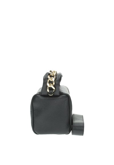 Borsa a spalla in pelle nera con finitura testurizzata, forma quadrata, dettaglio in catena dorata e tracolla rimovibile. Design compatto e funzionale.