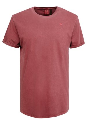 Prosty czerwony T-shirt z krótkim rękawem i okrągłym dekoltem, z podwiniętymi rękawami i małym logo na górnej lewej stronie klatki piersiowej.