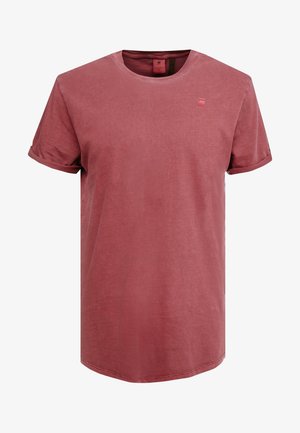 T-shirt rossa semplice a maniche corte con scollo a girocollo, maniche risvoltate e un piccolo logo sulla parte superiore sinistra del petto.