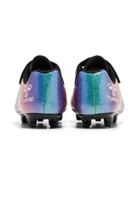 Scarpe da calcio Hummel con una sfumatura luccicante in viola, blu e teal. Accenti neri e motivi testurizzati. Suola nera con tacchetti.