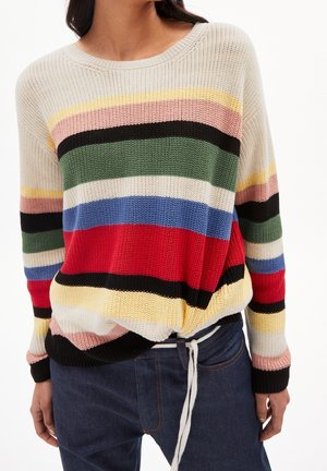 Pull en tricot multicolore avec des rayures horizontales dans des teintes de rouge, vert, bleu, jaune et noir. Coupe ample avec un bas noué.