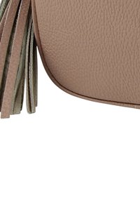 Bruine leren handtas met een gestructureerde afwerking, voorzien van verticale franjes aan één kant en een gladde, gebogen klepsluiting.