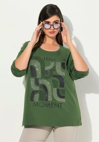 Ulla Popken GEOMETRIC LOVE THE MOMENT GRAPHIC TEE - Top s dlouhým rukávem - hunter green