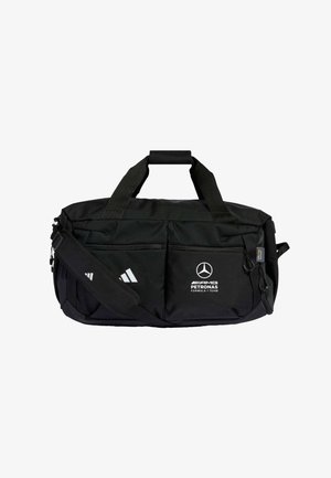 Czarna sportowa torba typu duffel z dwoma przednimi kieszeniami, regulowanym paskiem na ramię i logo Adidas oraz Mercedes AMG Petronas Formula 1 Team.