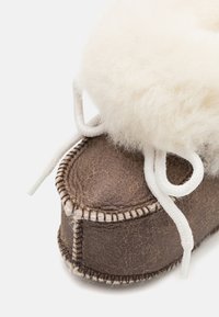 Shepherd GÄVLE UNISEX - Tøfler - oiled antique