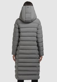 Lang grå pufferjakke med hætte, quiltet design, ribbet struktur, sidelommer og justerbare funktioner for optimal pasform.