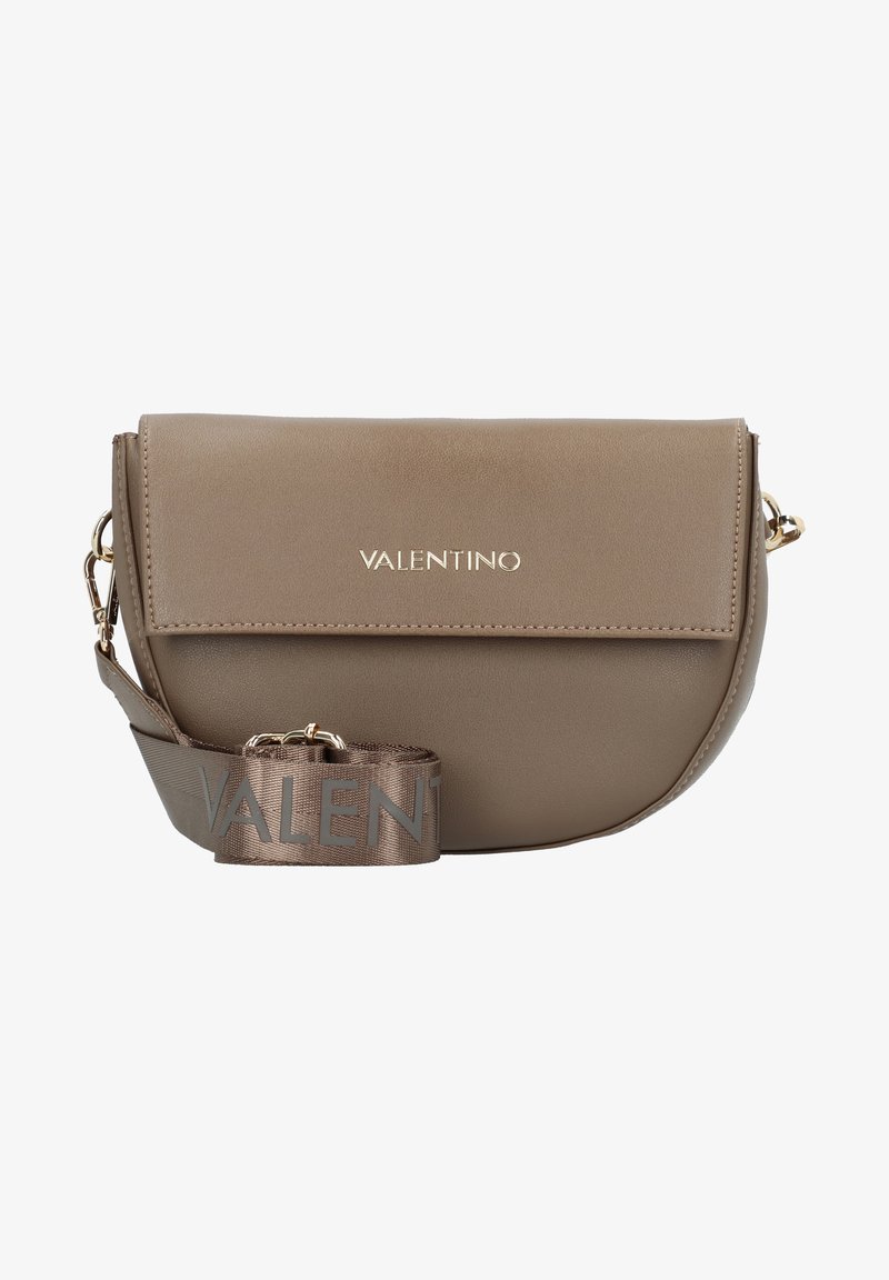 Borsa crossbody taupe a forma di mezzaluna di Valentino con chiusura a pattina e ampia tracolla regolabile con logo Valentino.