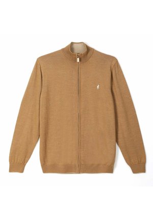 Pull en maille marron chameau à fermeture éclair complète, manches longues, poignets et col côtelés, avec un petit logo blanc brodé sur la poitrine gauche.
