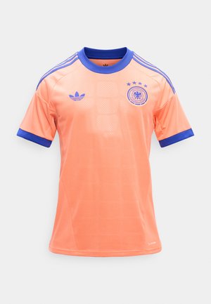 Oranje voetbalshirt met blauwe kraag, mouwboorden, Adidas-logo op de rechterborst en het embleem van de Duitse voetbalbond met vier sterren op de linkerborst.