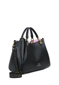Borsa a tracolla in pelle nera con hardware dorato, interno rosa, doppi manici superiori e una tracolla staccabile con il nome del brand in borchie.