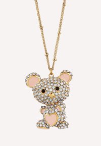 Eine vergoldete Halskette mit einem bärenförmigen Anhänger, der mit klaren Strasssteinen, pinken Akzenten und einem Herzdetail besetzt ist.