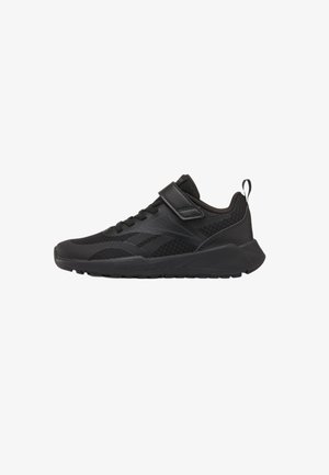 Schwarzer sportlicher Sneaker mit Mesh- und synthetischem Obermaterial, Schnürverschluss vorne, Klettverschlussriemen, Gummisohle und Zuglasche an der Ferse.
