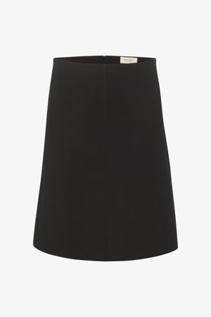 Crna A-line suknja izrađena od glatkog materijala. Ima skriveni patentni zatvarač straga i jednostavan, minimalistički dizajn bez vidljivih uzoraka.