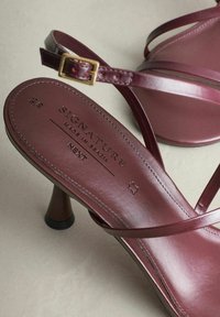 Bordeaux leren hoge hak sandalen met slanke banden en gouden gesp, maat 39/40, merk "Signature Made in Brazil Next."